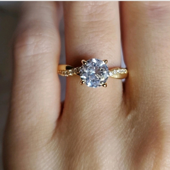 New Gorgeous 18K Yellow Gold Plated Ring - Picture 3 of 8